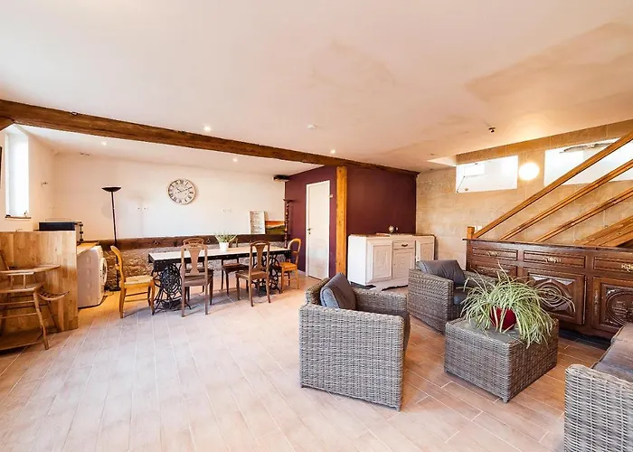 Confortable, Parking Et Jardin Lägenhet *